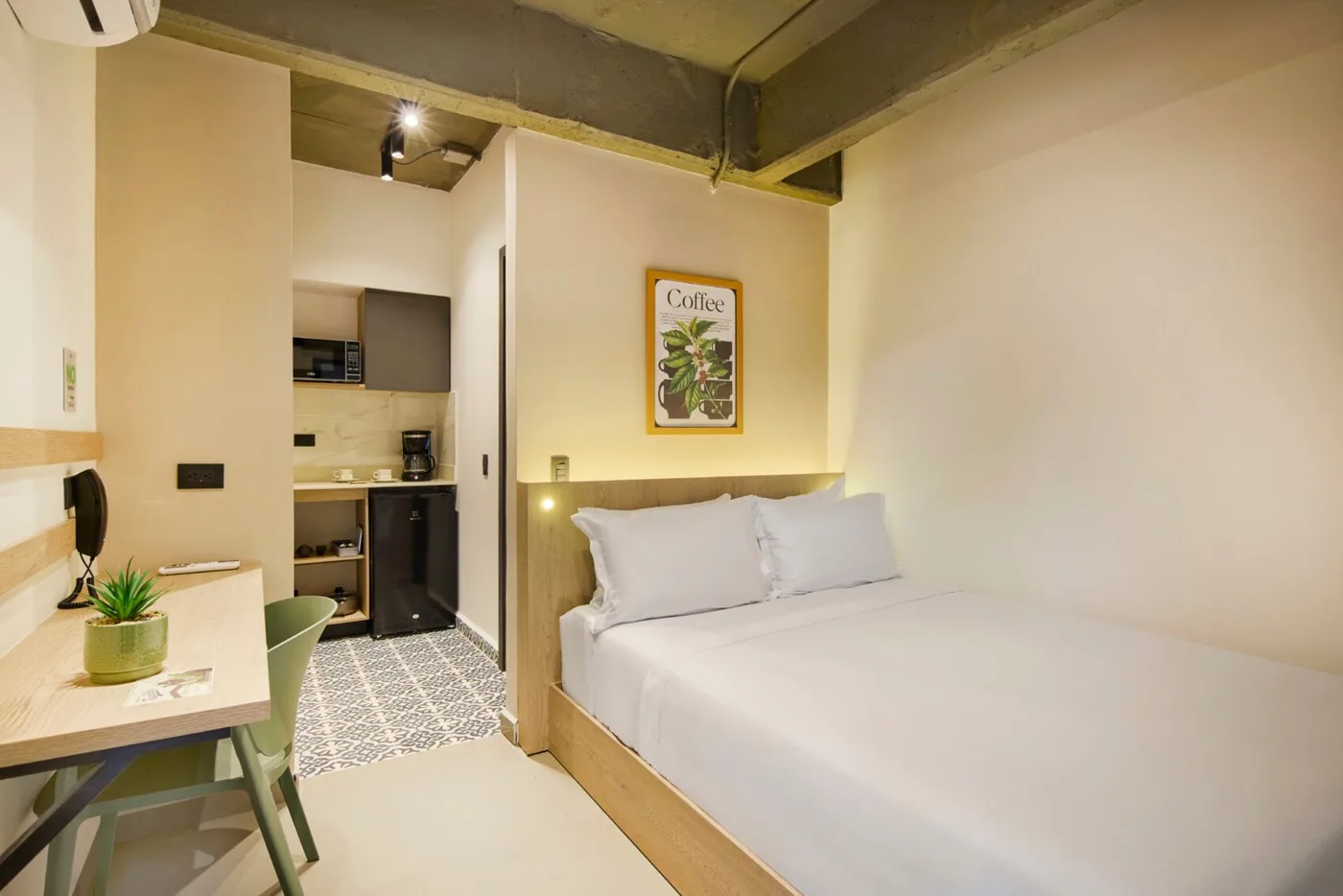 Habitación Estándar con cama queen, escritorio y cocineta