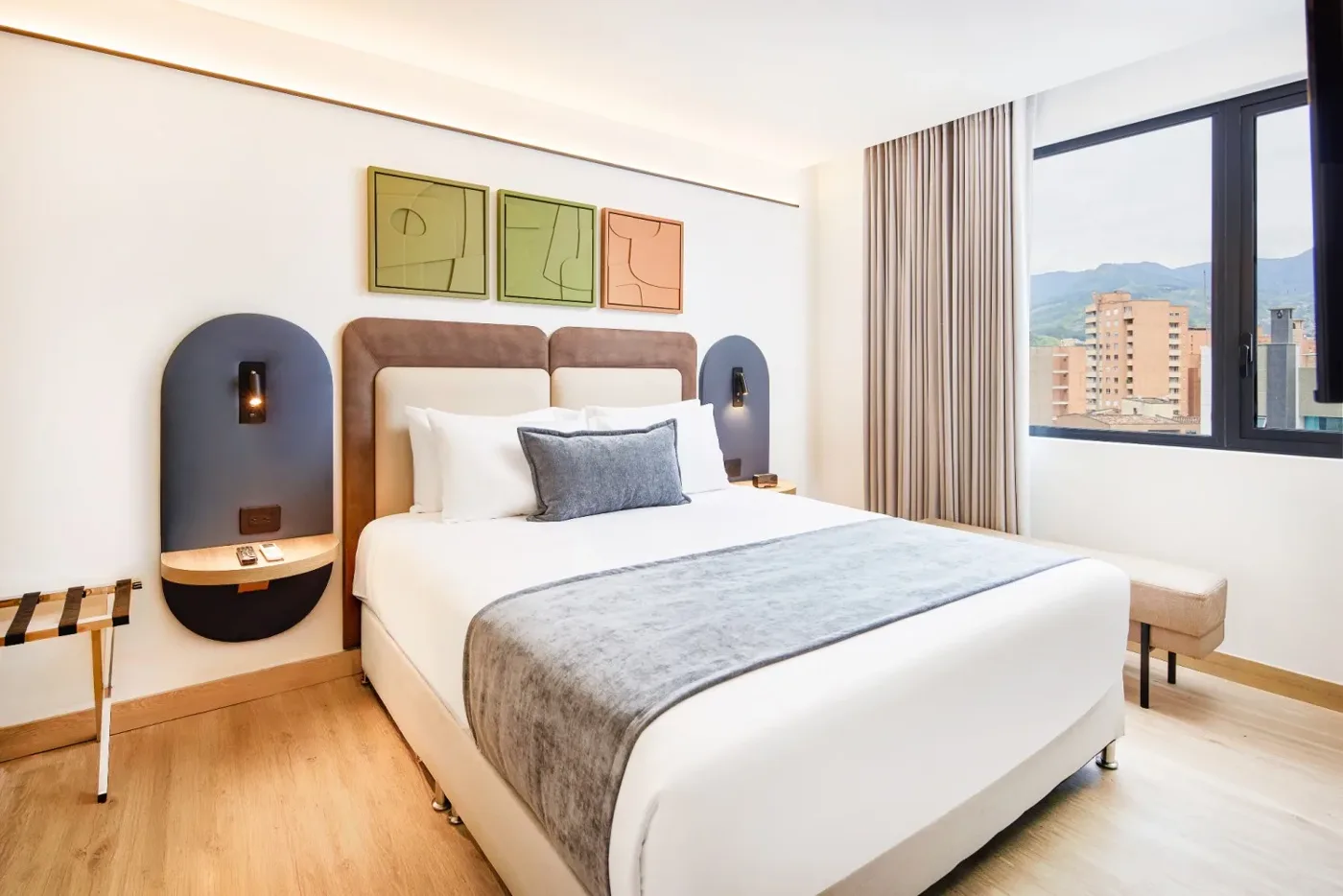 Suite Superior con cama king y ventana con vista a la montaña