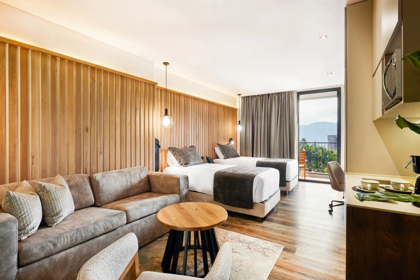 Twin con Balcón: sofá en L, dos camas sencillas y ventana con vista a las montañas