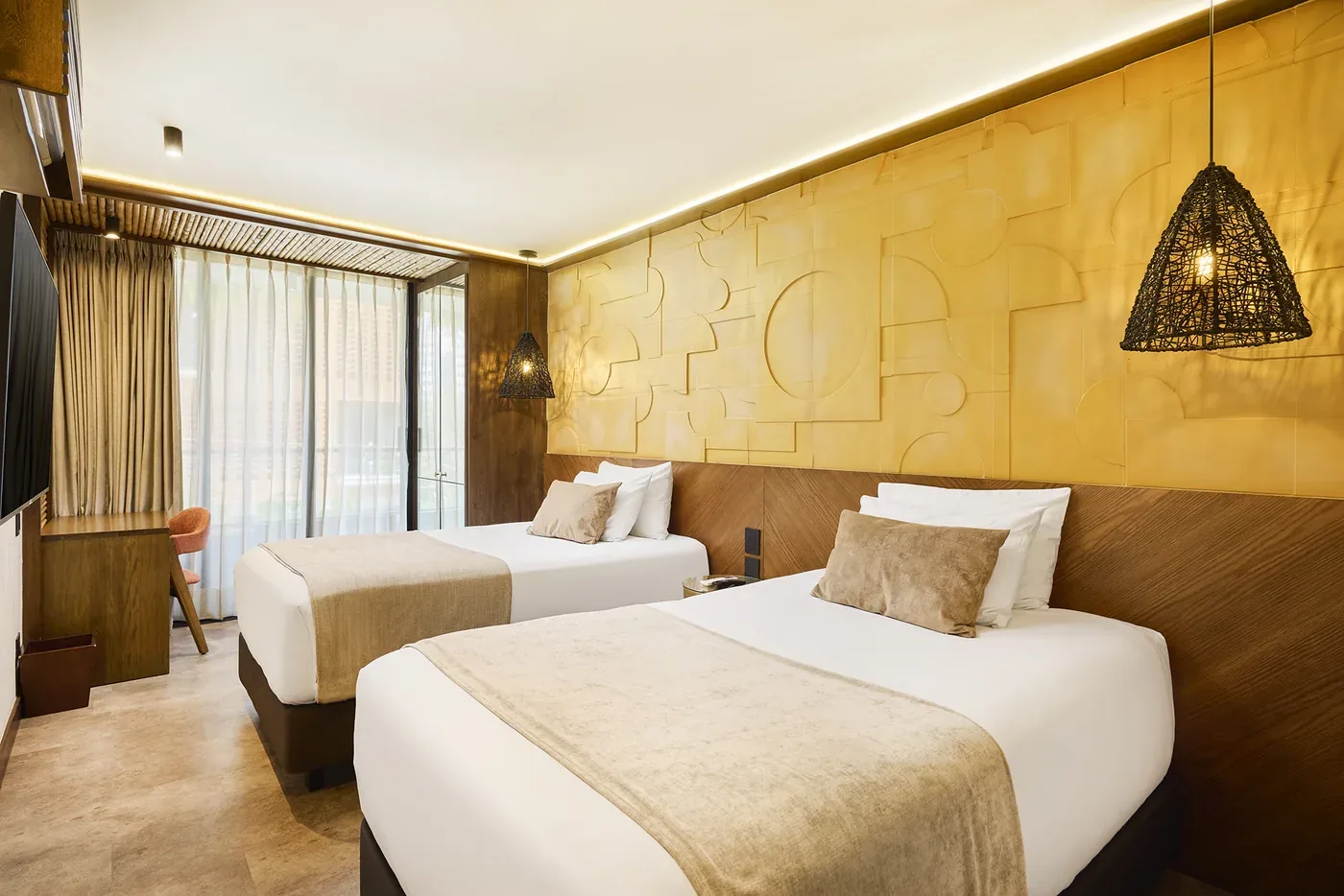 Twin Superior con dos camas, mural dorado y lámparas de mimbre
