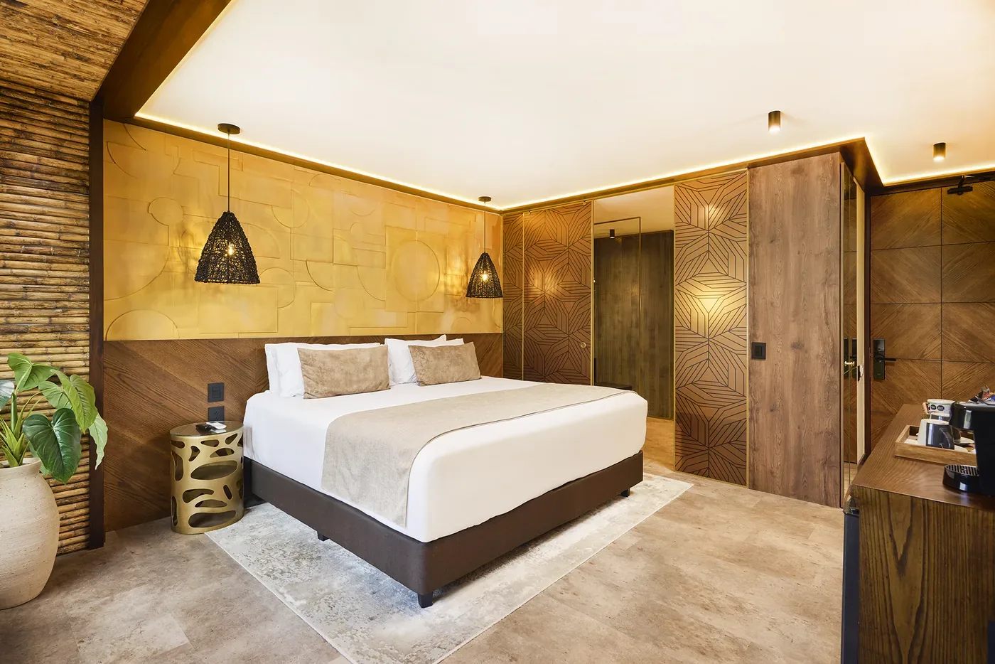Suite Deluxe con cama king, paredes en madera y planta