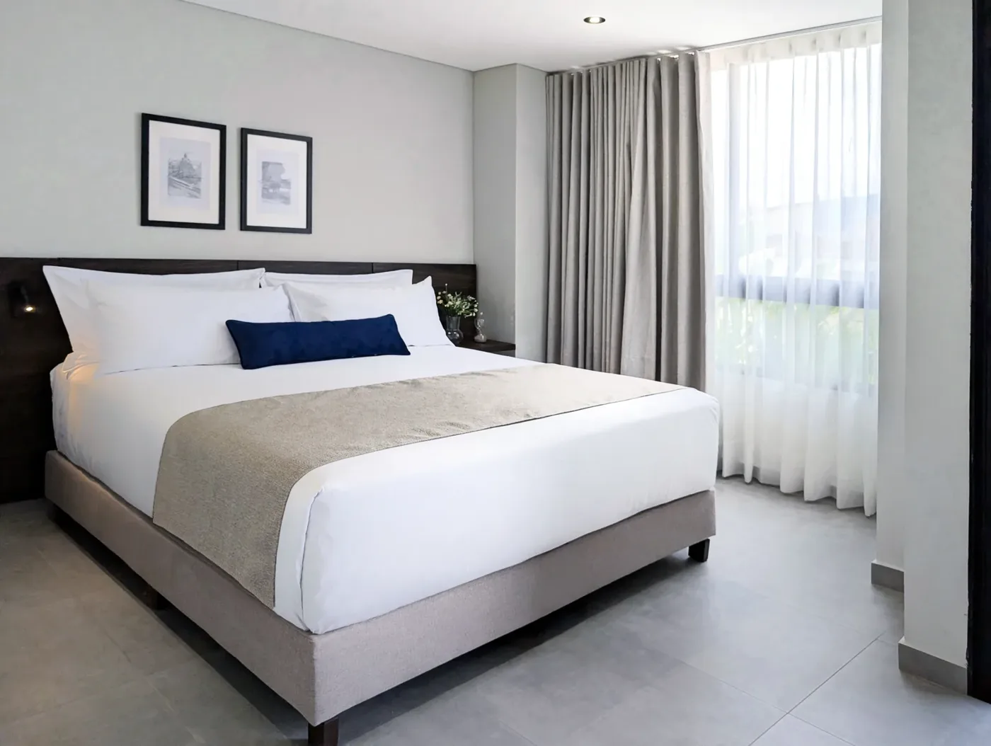 Deluxe Balcony con cama king, cojín azul y ventanal