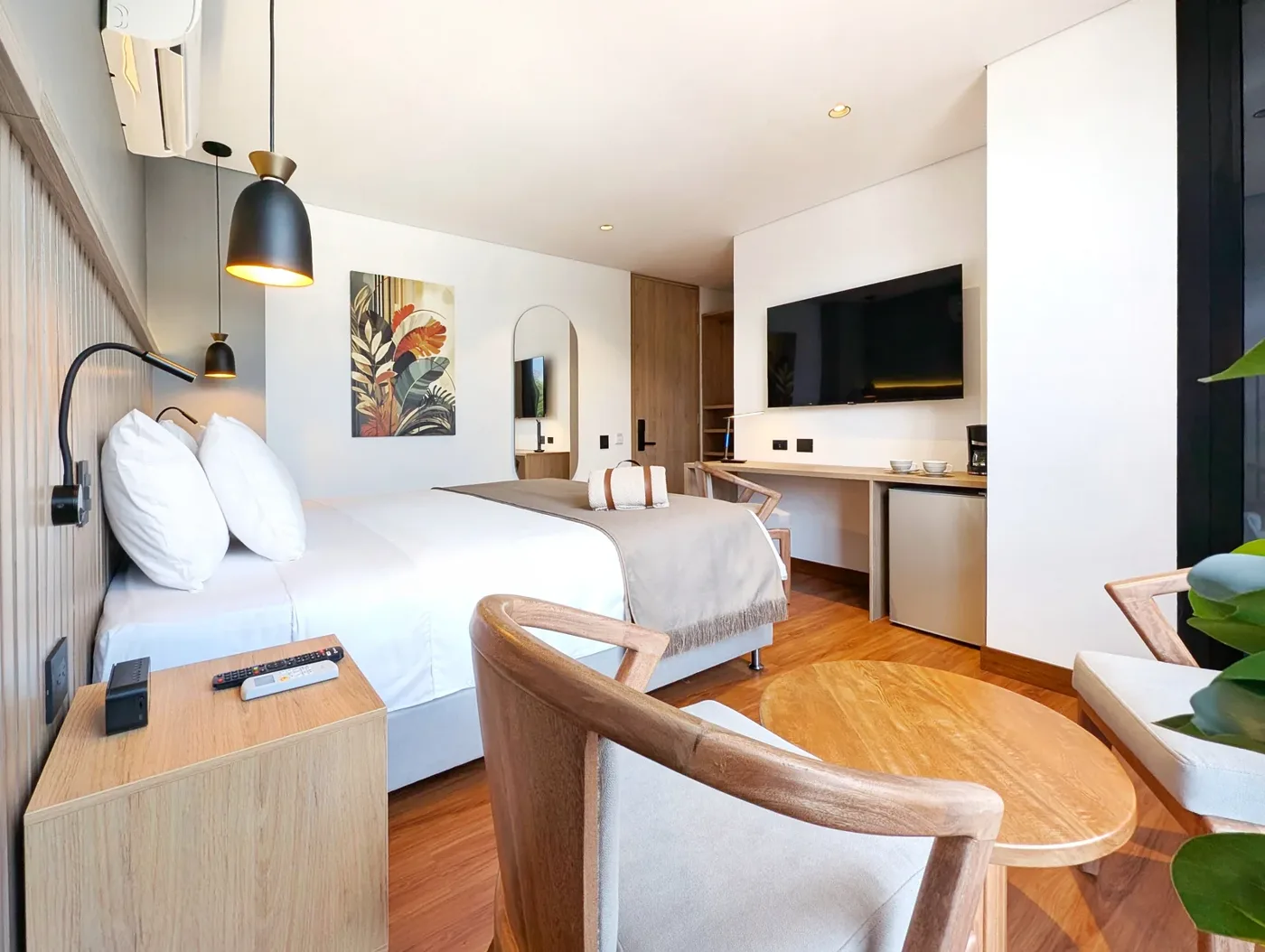 Suite Master con escritorio y mesa redonda con butacas