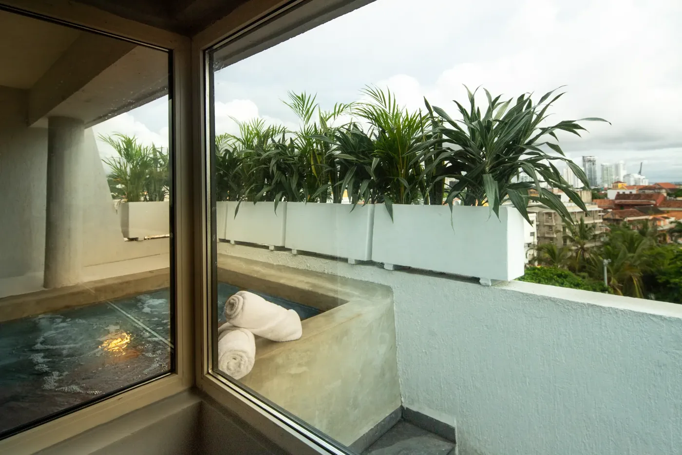 Piscina privada de la suite en una terraza con palmas