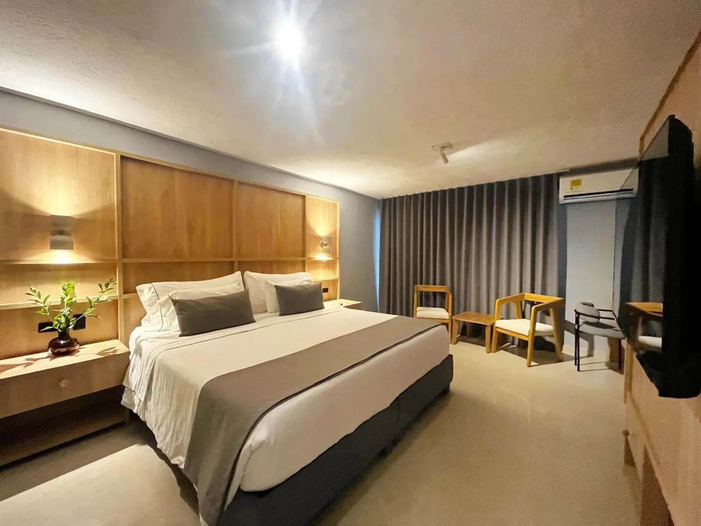Superior Deluxe con cama king, televisor y butacas