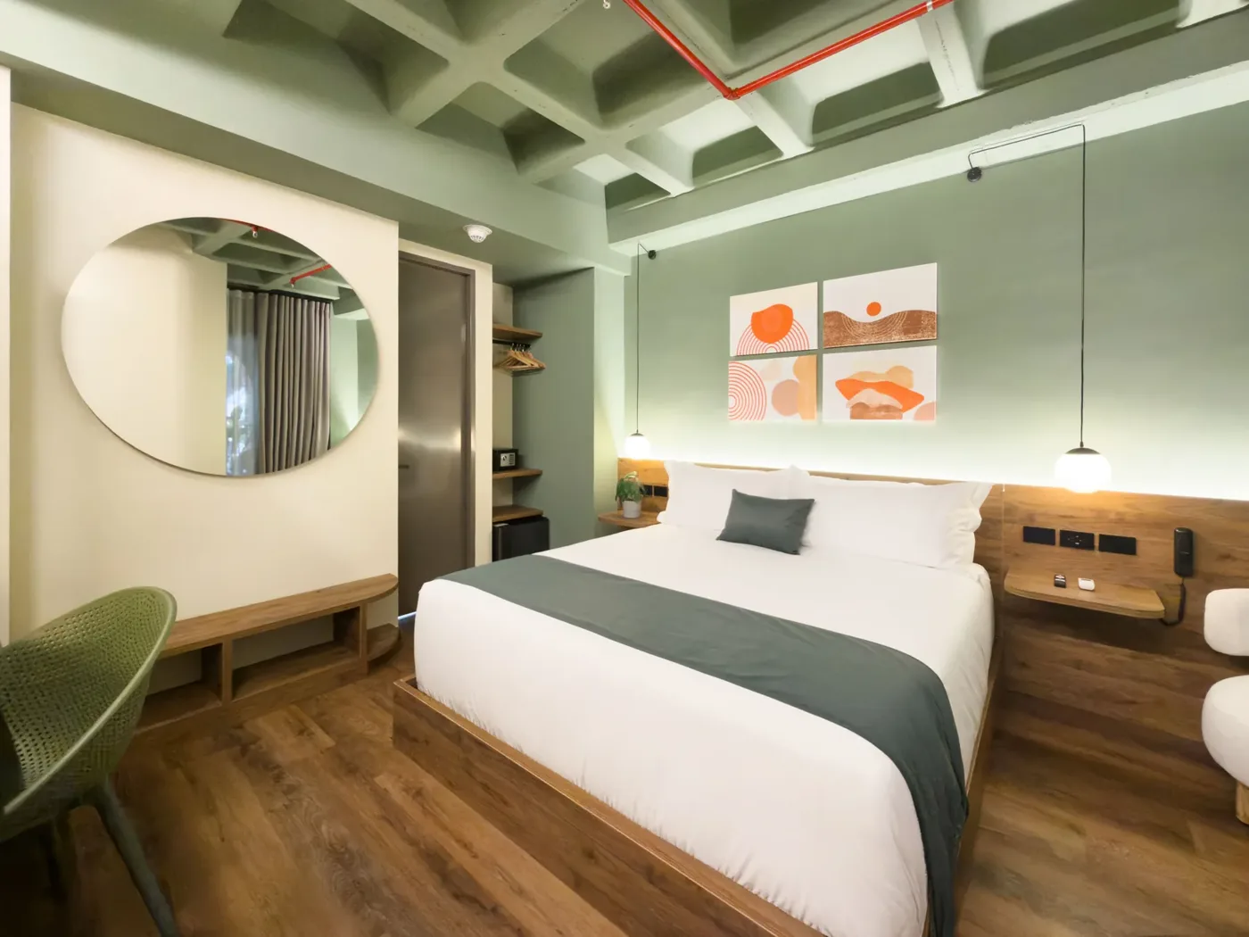 Suite Deluxe con cama king, espejo redondo y piso de madera