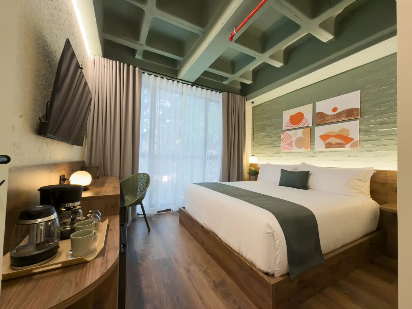 Suite Superior con cama king y escritorio con cafetera