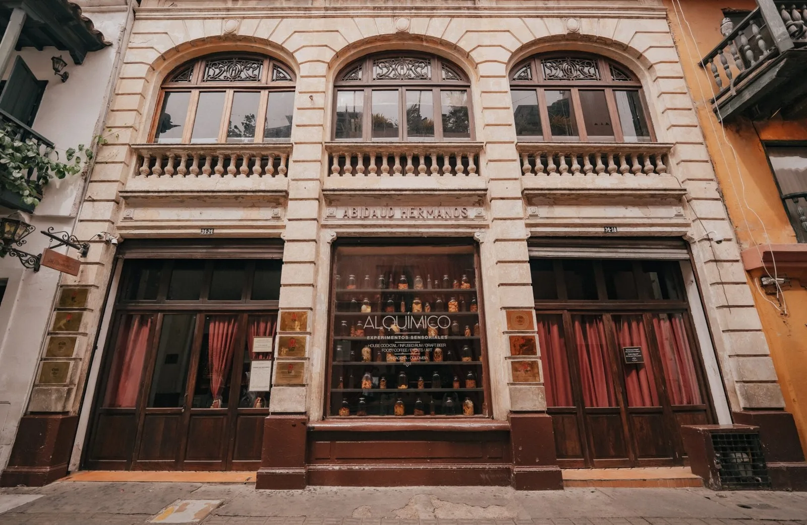 Fachada de la casona de Alquímico en la Calle del Colegio, centro histórico de Cartagena