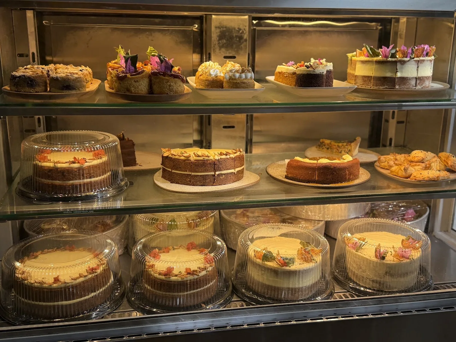 Vitrina de tortas y pasteles en Amasa