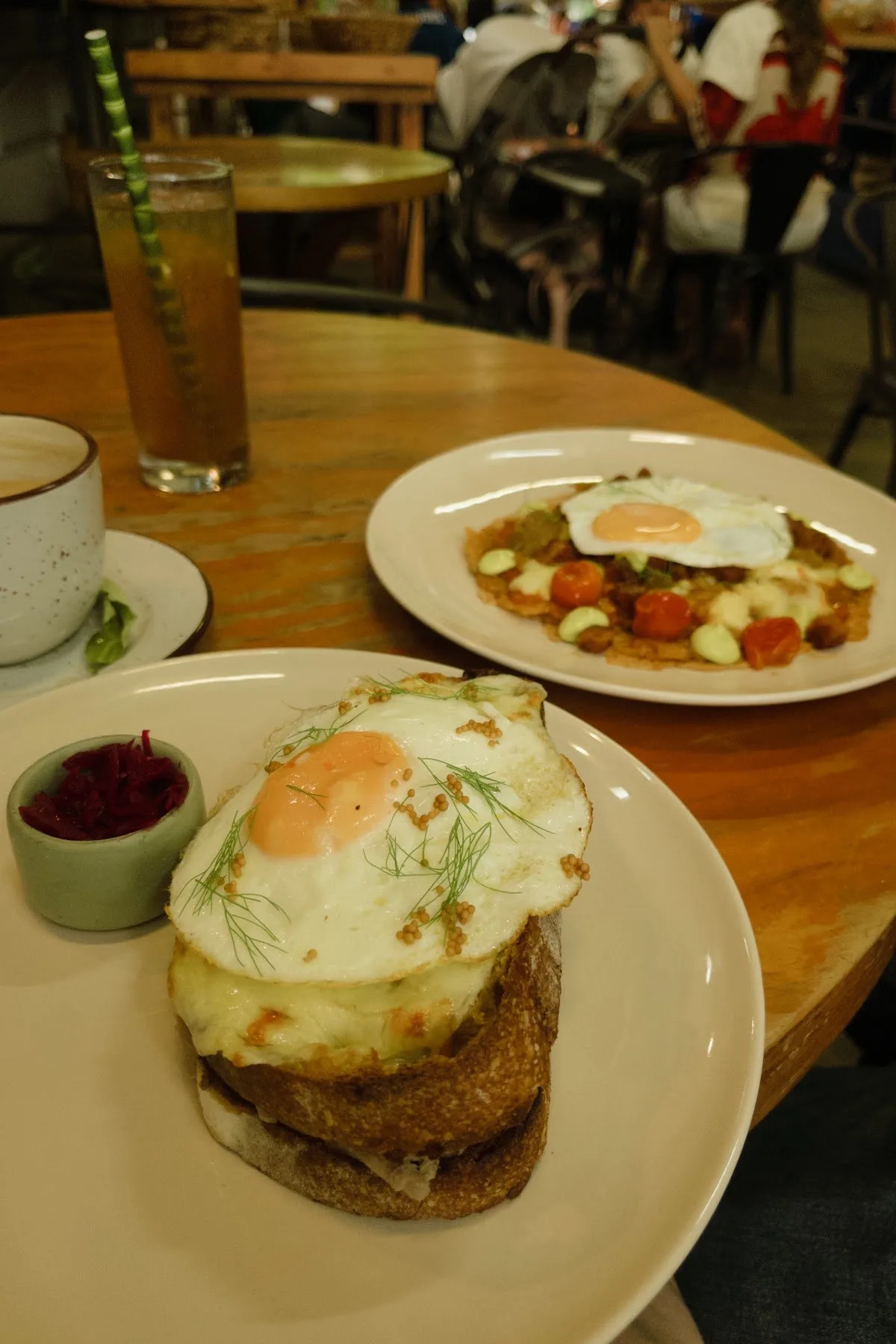 Desayuno con huevo frito y café en una mesa de Amasa