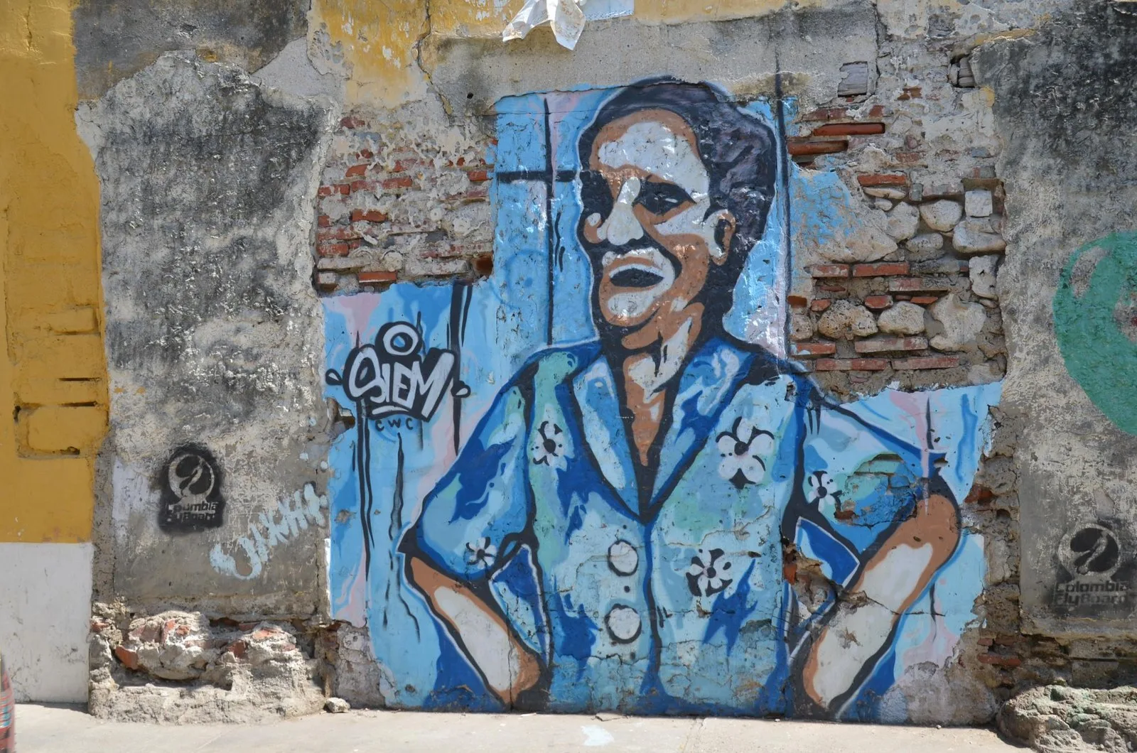 Retrato en tonos azules pintado sobre una pared vieja de Getsemaní