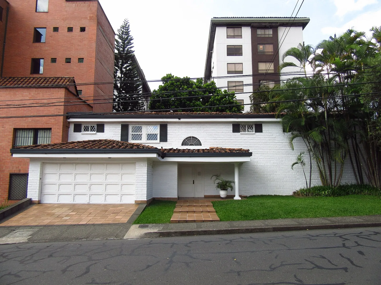 Casa blanca con antejardín en la Calle 8 con Carrera 43D, Astorga, El Poblado
