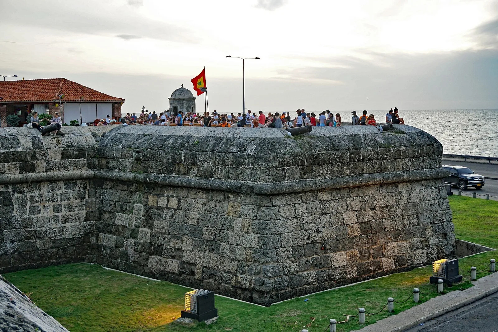 Gente sobre el Baluarte de Santo Domingo esperando el atardecer