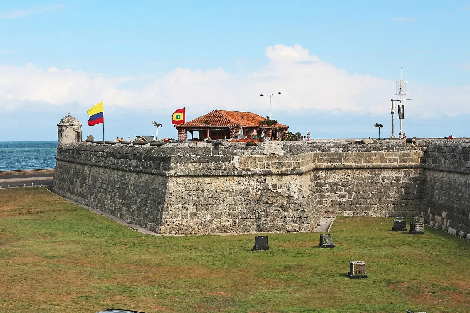 Baluarte de Santo Domingo visto desde el prado, con banderas y garita