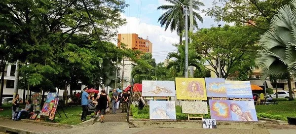 Pinturas expuestas por artistas un domingo en el Parque El Peñón