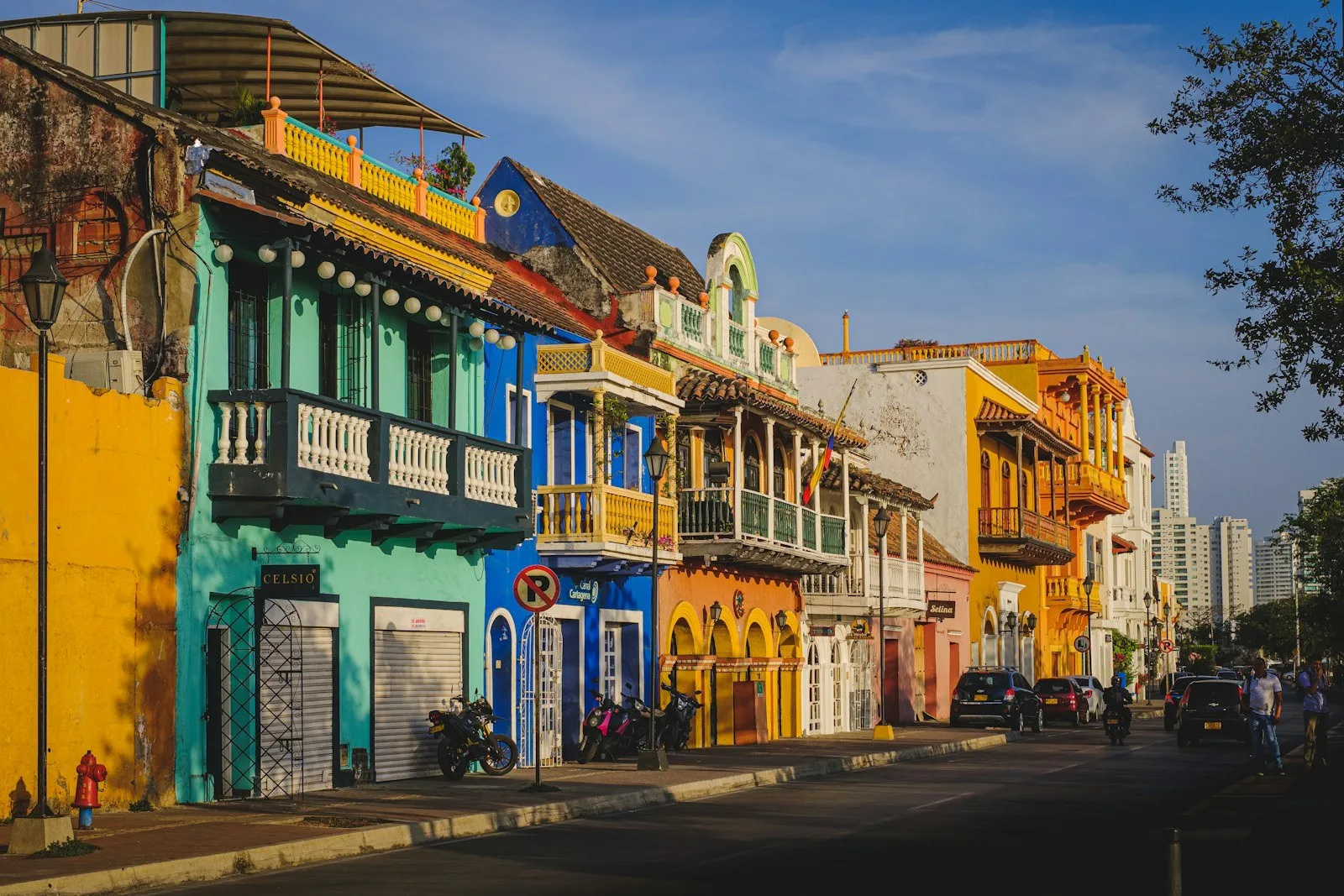 Casas coloniales de colores con balcones en Getsemaní al atardecer