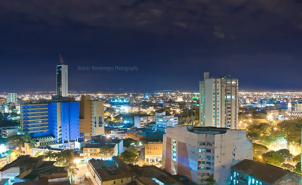 Vista nocturna de Cali desde el barrio Granada con la Torre de Cali