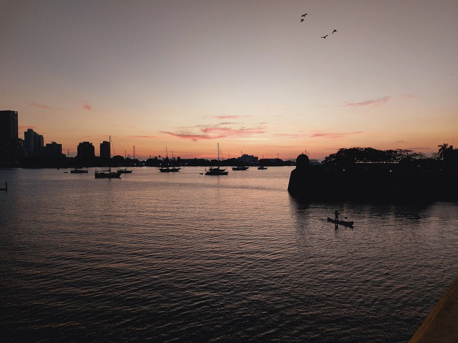 Atardecer sobre la bahía de Cartagena con veleros fondeados