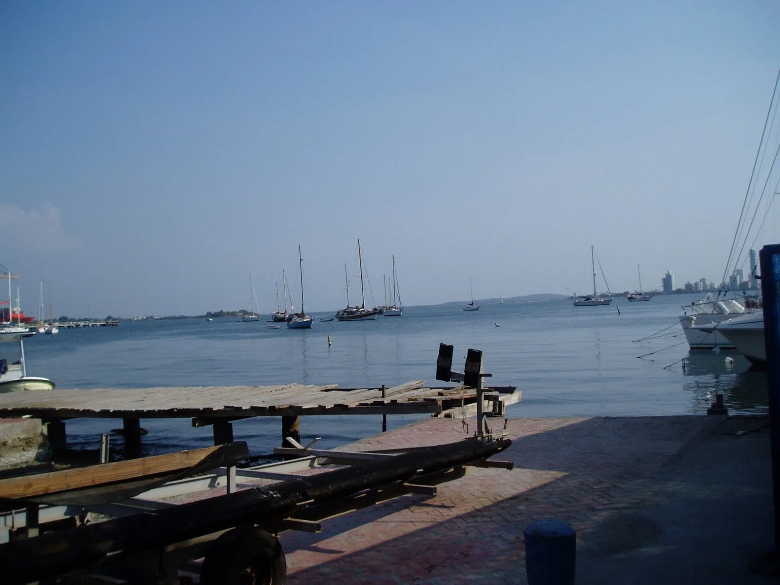 Muelle de madera y veleros en la bahía de Manga