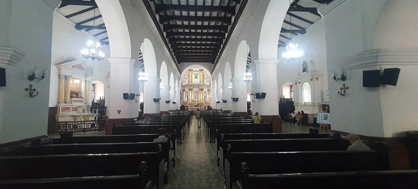 Nave central de la Candelaria con bancas de madera y techo artesonado