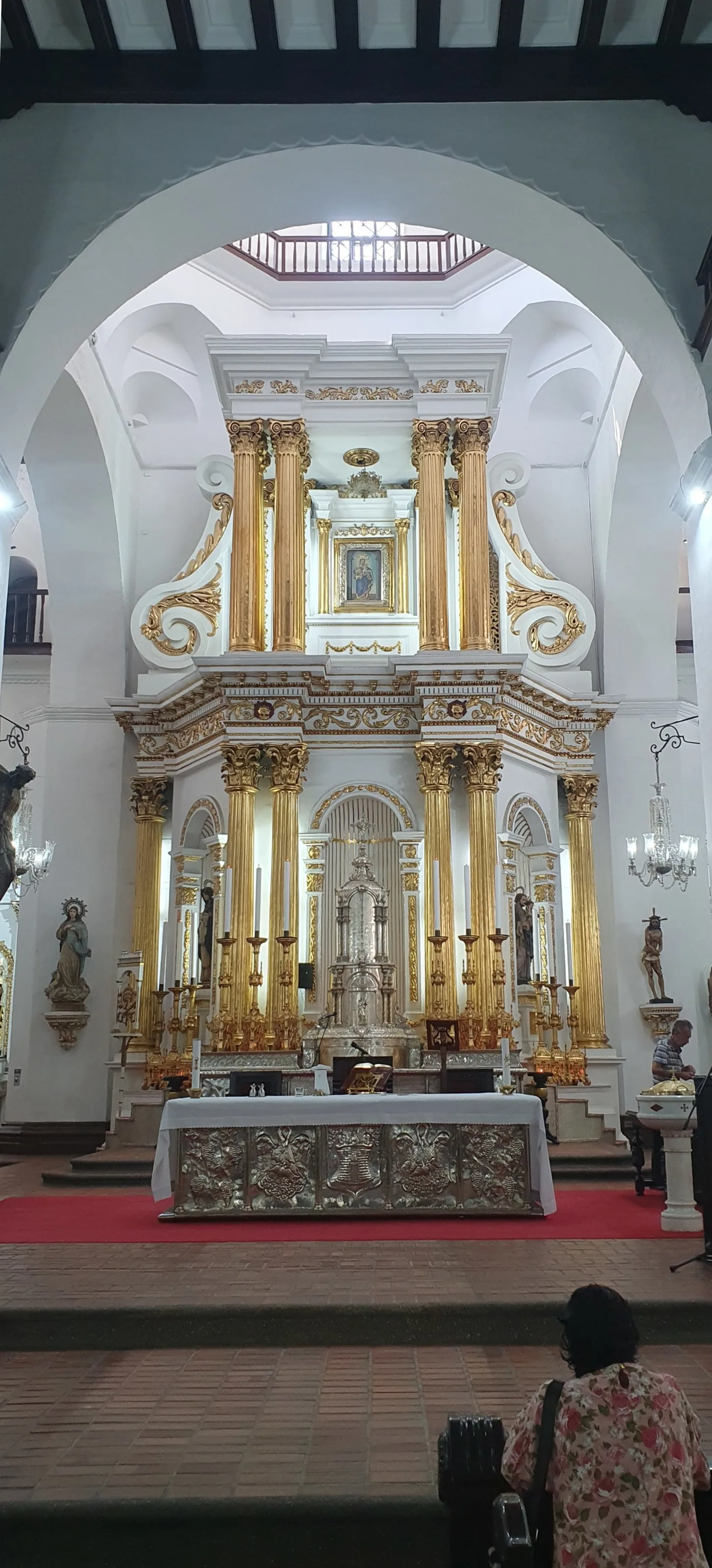 Altar mayor dorado de la Basílica de la Candelaria