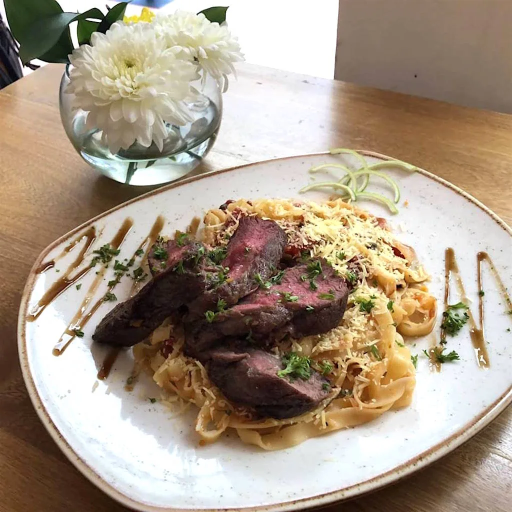 Fettuccine con tajadas de lomo, queso rallado y reducción en Caduff Pasta Fresca