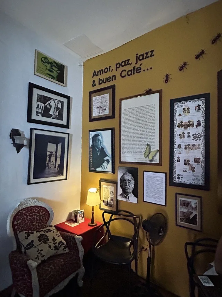 Esquina de lectura de Café Macondo con retratos de García Márquez