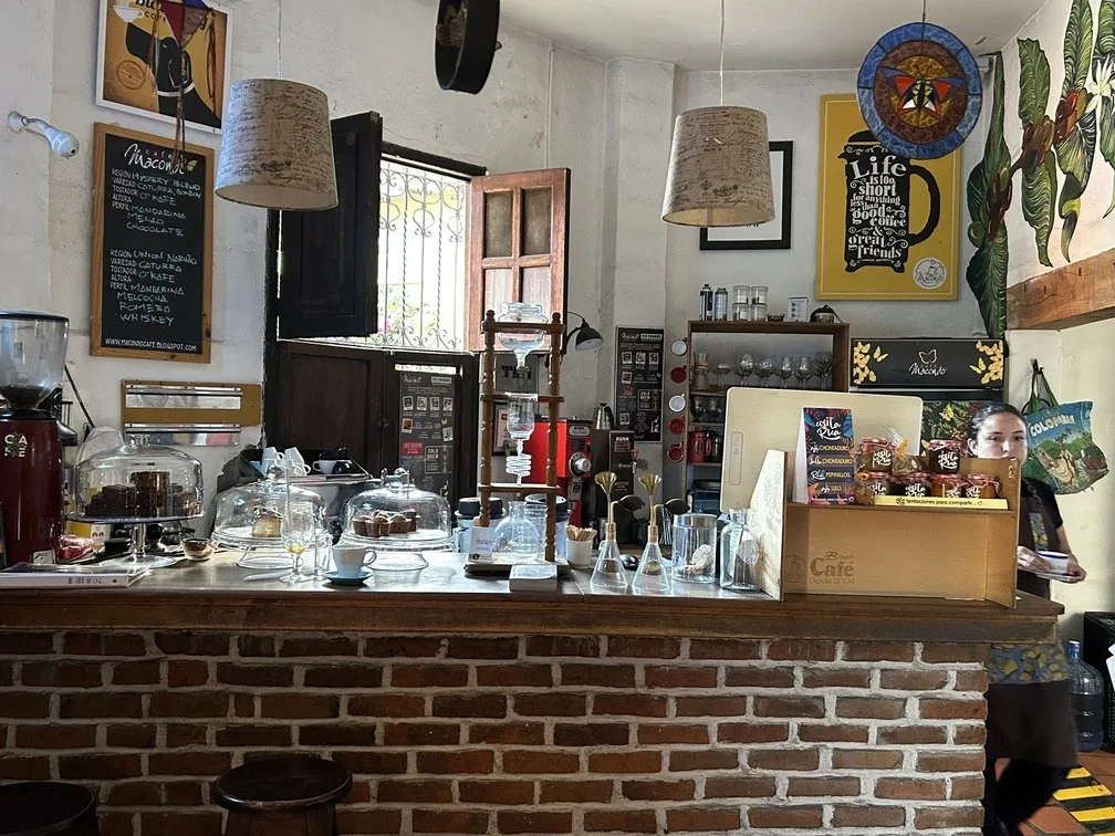 Barra de Café Macondo con postres y métodos de café