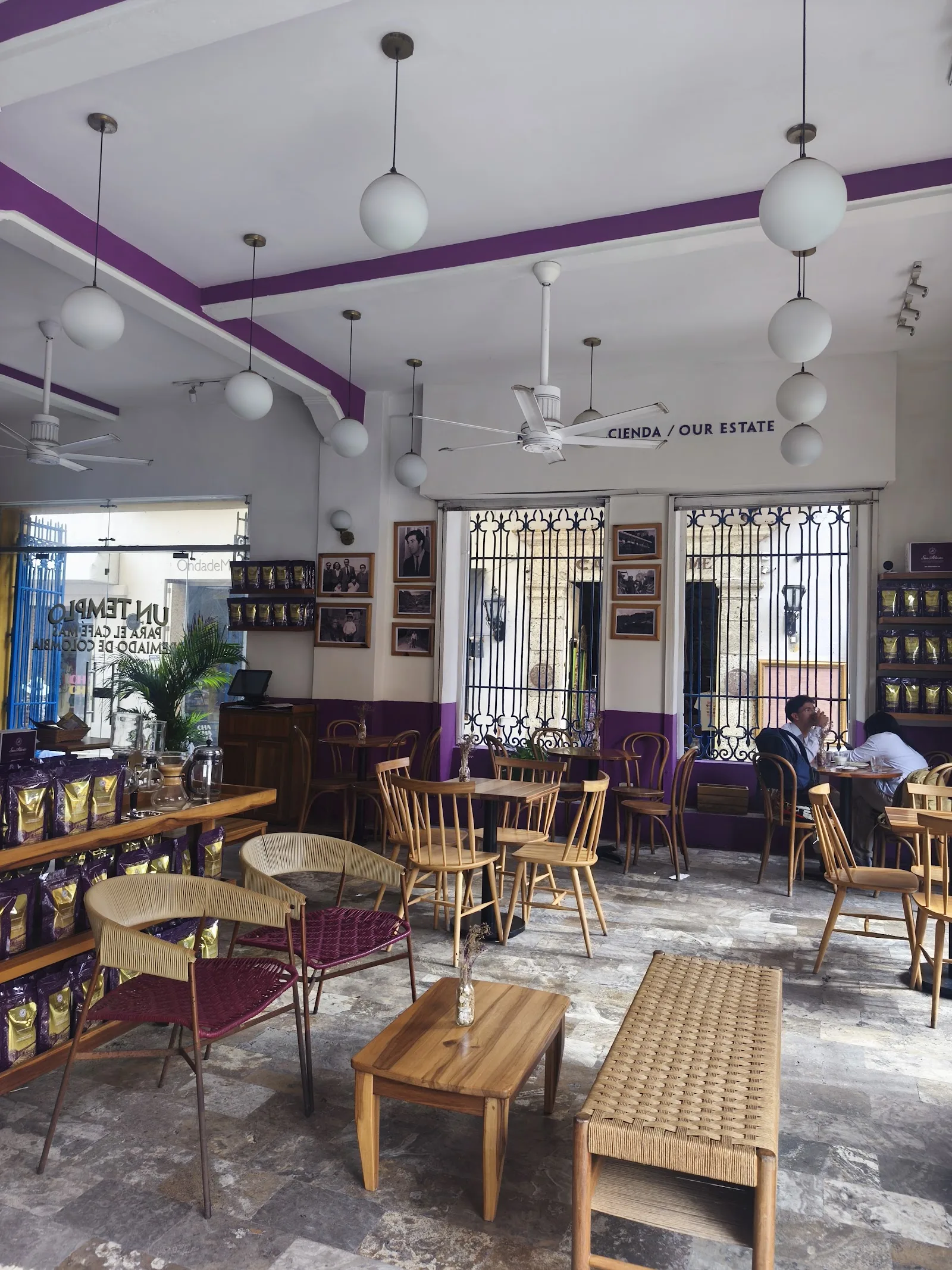Mesas de madera y barra de Café San Alberto en la Plaza de Santo Domingo