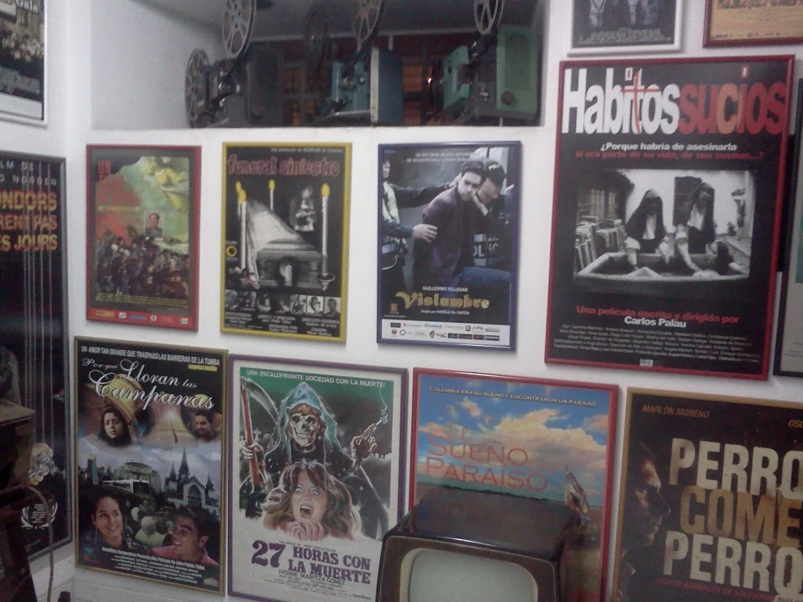 Afiches de películas colombianas y proyectores en Caliwood