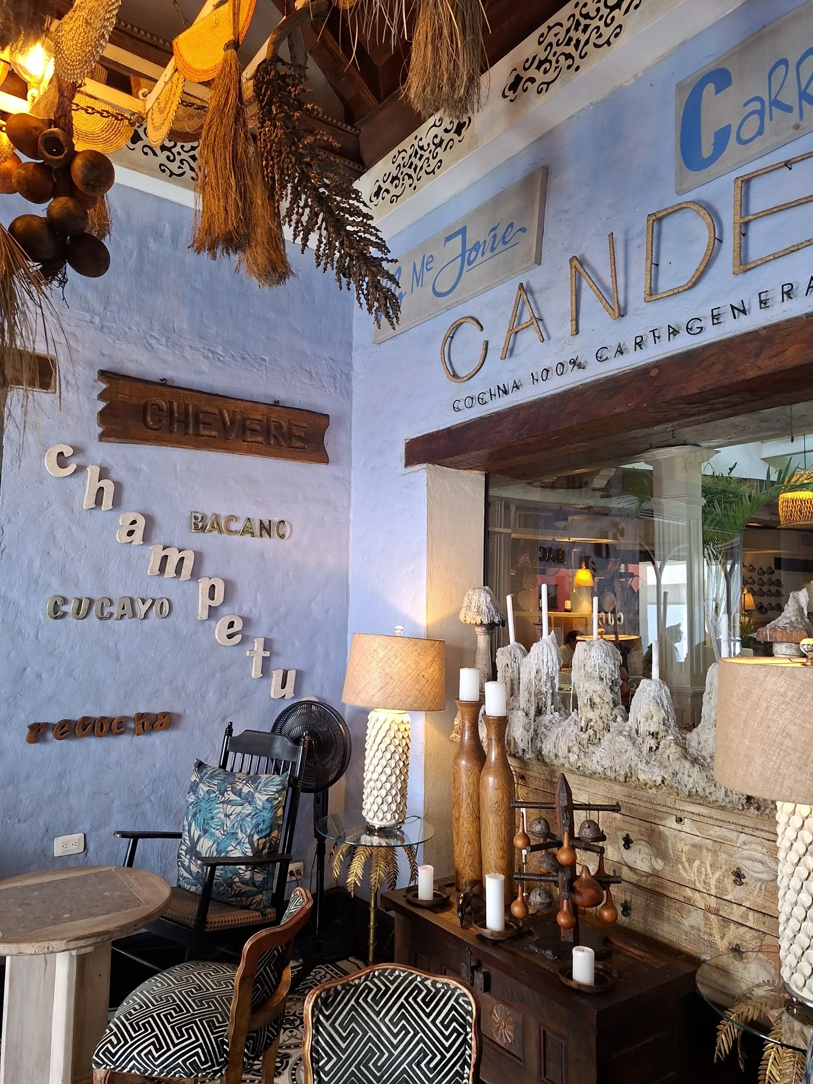 Entrada de Candé con su letrero y decoración de colores