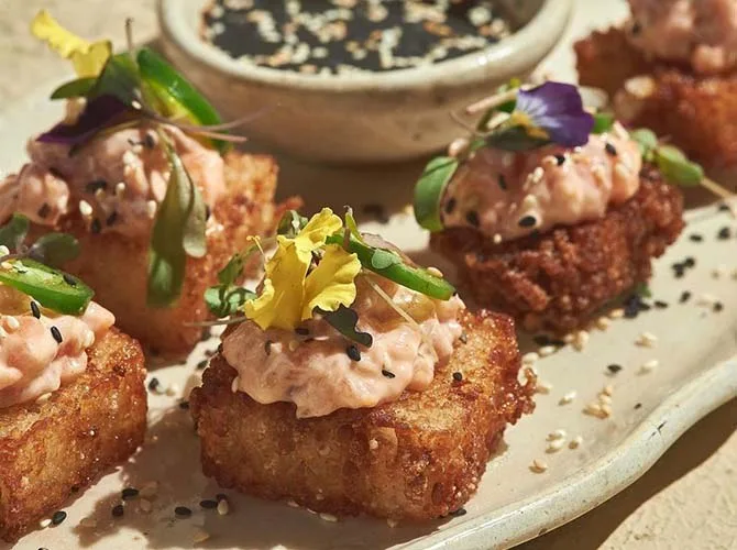 Crispy bites de arroz crocante con tartar y flores comestibles en Cannario