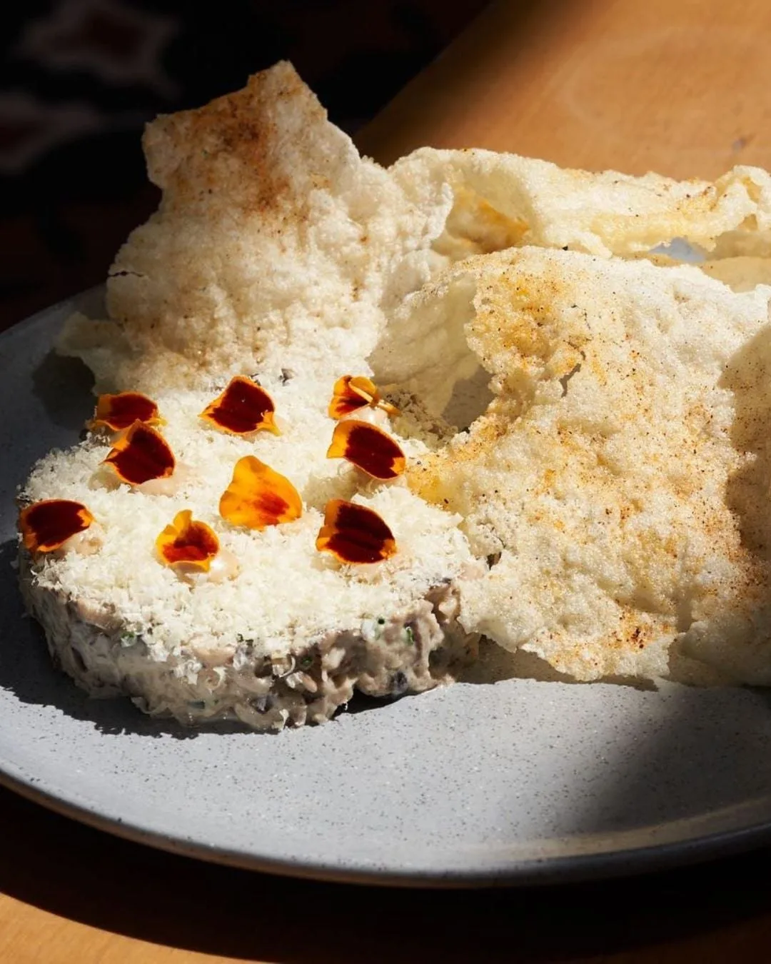 Entrada de Carmen con crocante de arroz y puntos de salsa