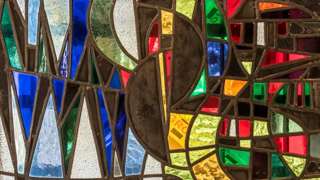 Vitral de colores en la Casa Museo Otraparte
