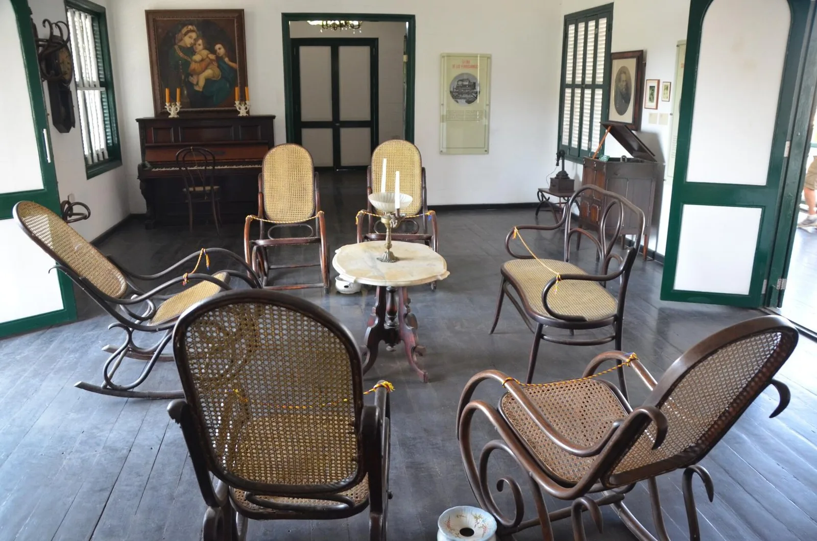 Sala de la Casa Museo Rafael Núñez con mecedoras de mimbre y piano