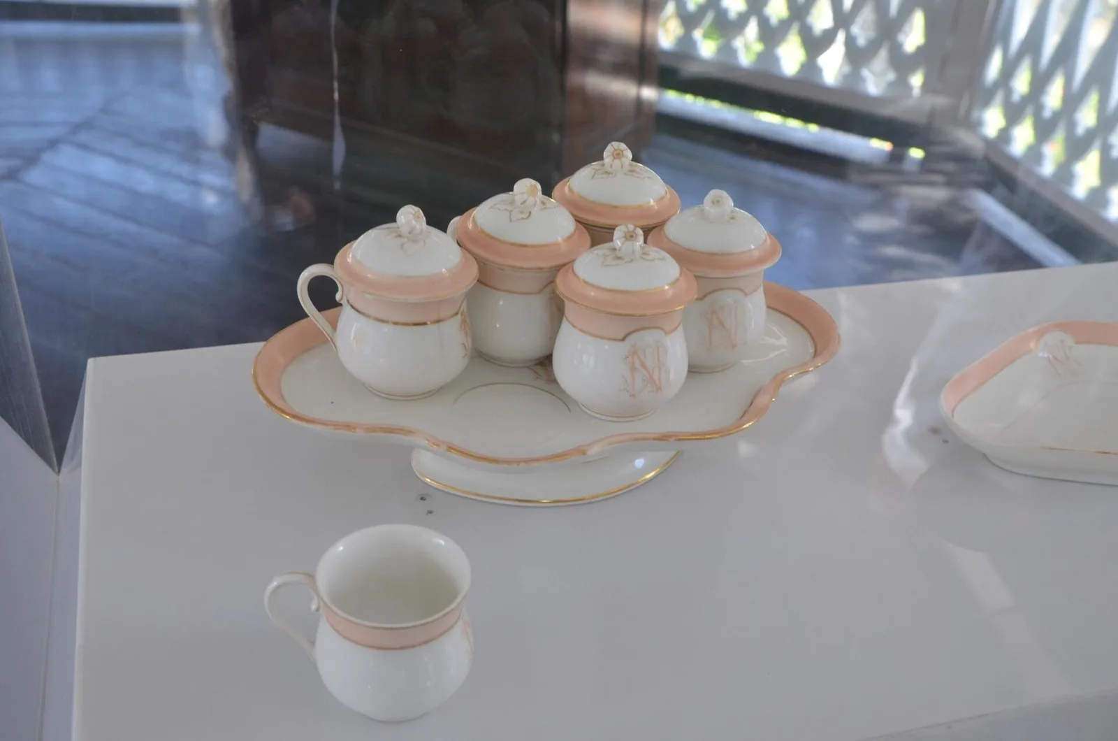 Juego de porcelana de la familia Núñez en una vitrina del museo