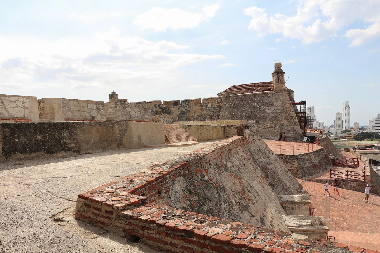 Terraza de piedra y garita del Castillo San Felipe de Barajas con la ciudad al fondo