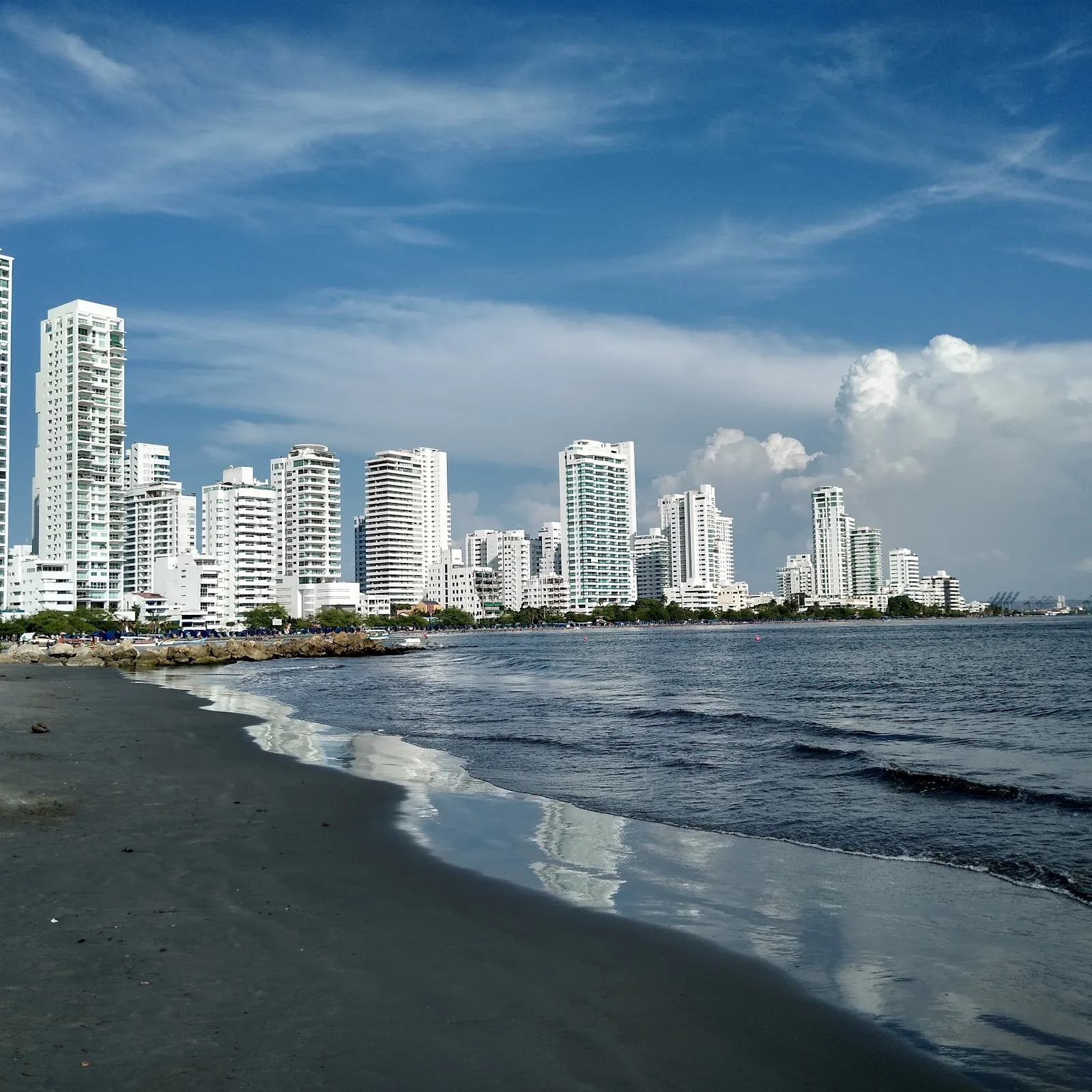 Orilla de la playa de Castillogrande con torres de apartamentos
