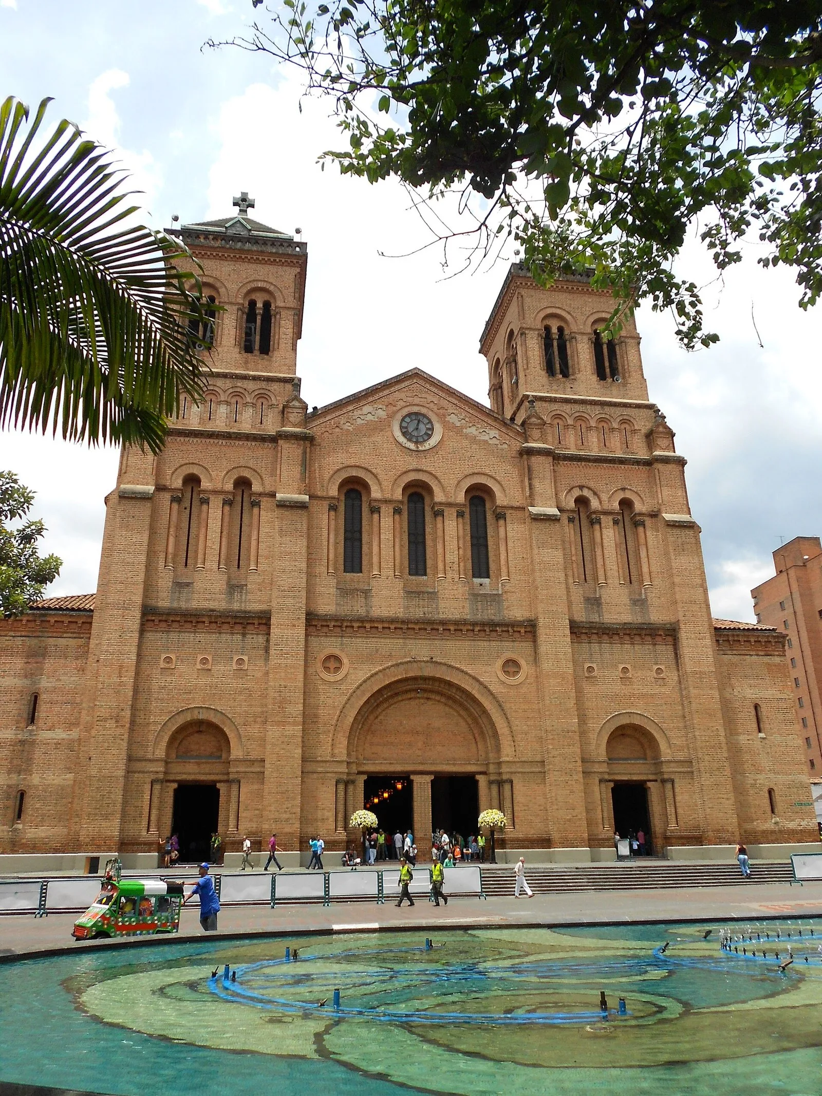 Catedral Metropolitana vista desde el Parque de Bolívar, con la fuente al frente