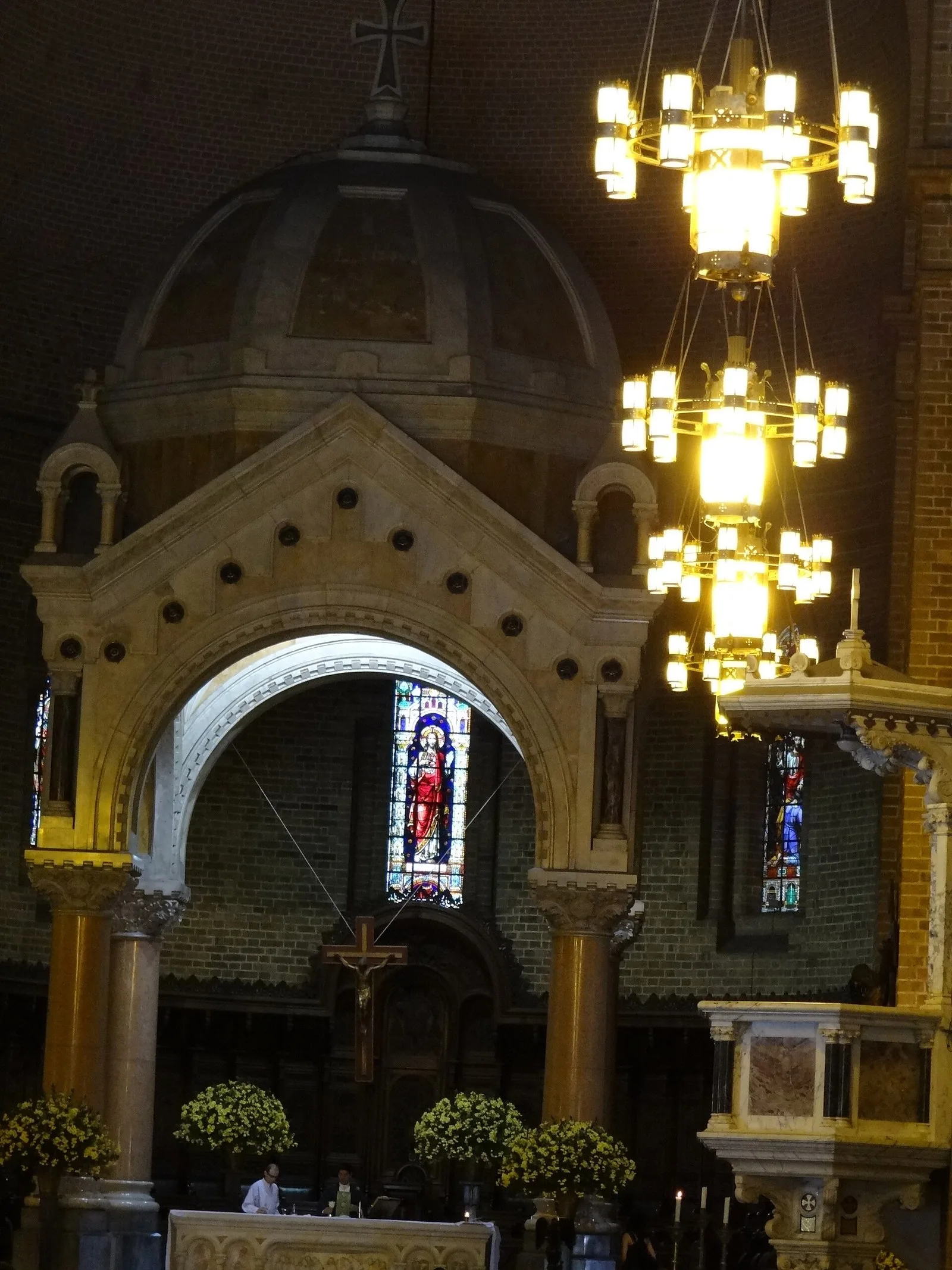 Interior de la Catedral Metropolitana: altar, lámparas y vitral