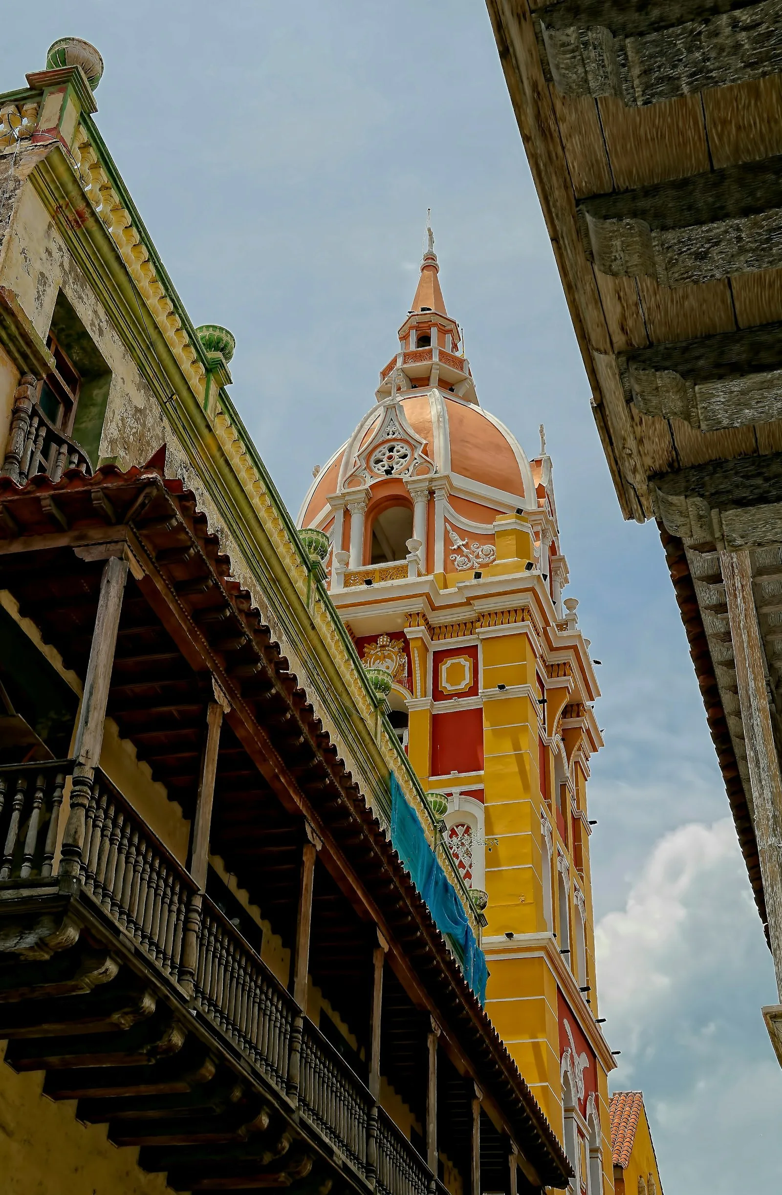 Torre de la catedral vista desde una calle con balcones de madera