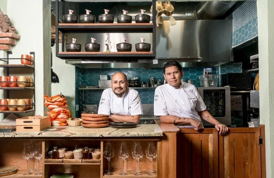Los chefs en la cocina abierta de Celele
