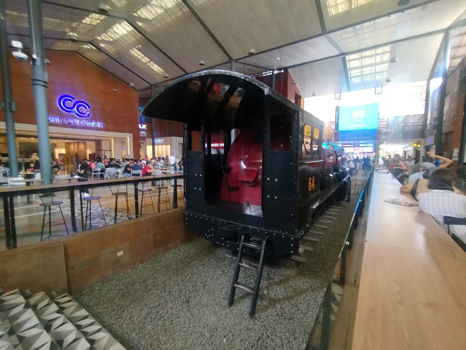 Locomotora antigua exhibida dentro del Centro Comercial Chipichape, junto a la plazoleta de comidas