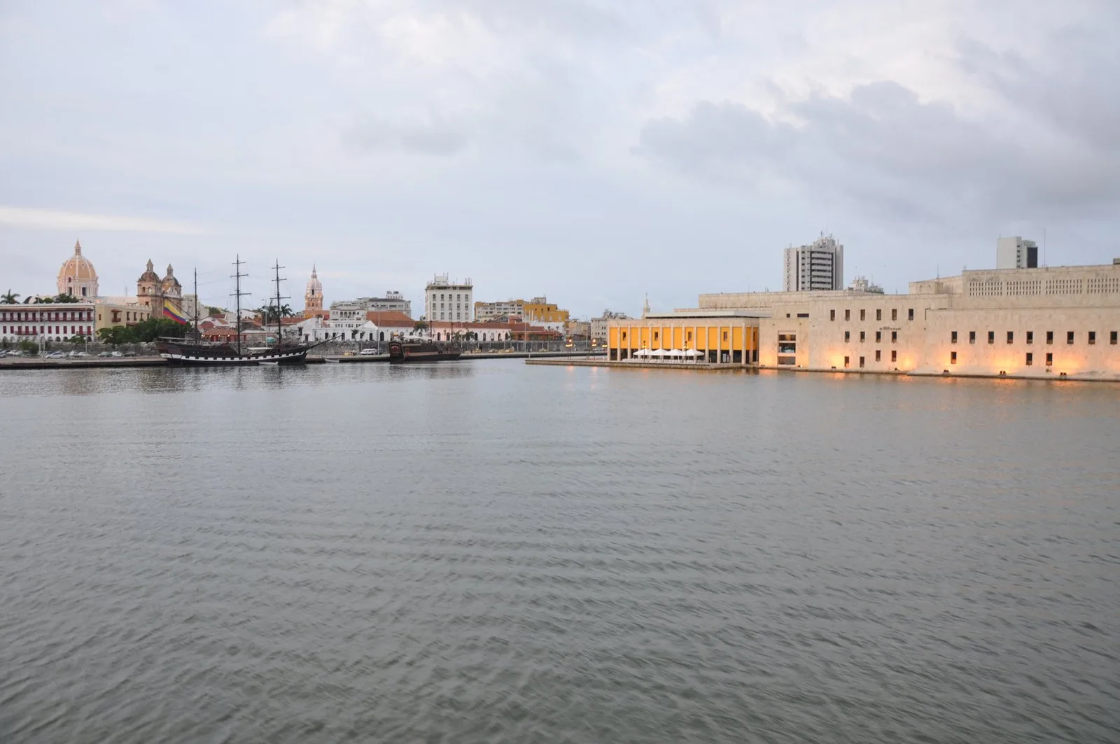 La bahía con la ciudad amurallada y la catedral a la izquierda y el Centro de Convenciones iluminado a la derecha