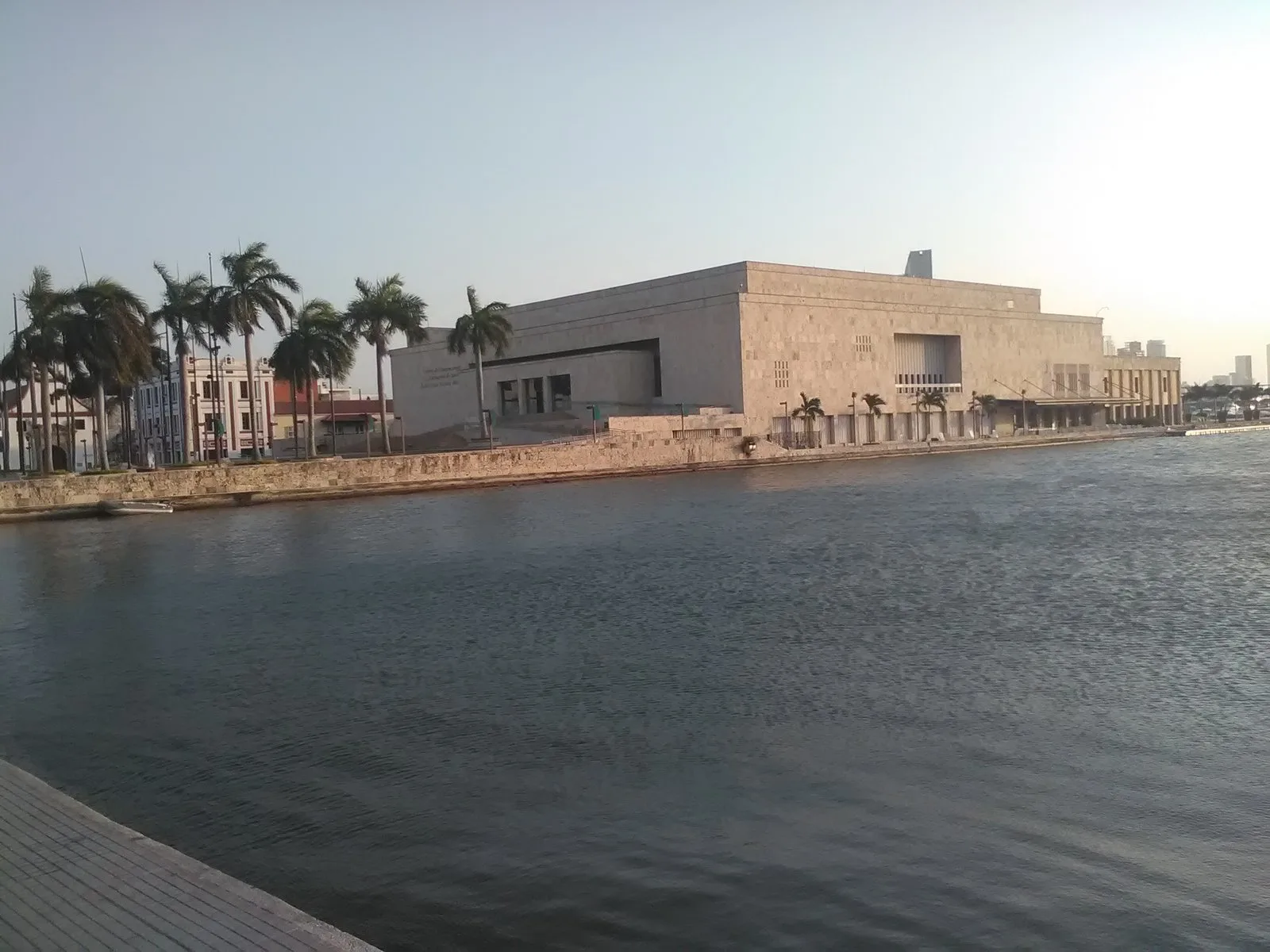 Fachada de piedra del Centro de Convenciones Julio César Turbay Ayala sobre la orilla de la bahía