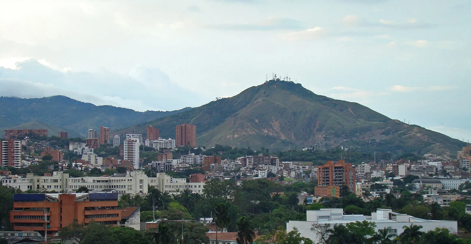 Cerro de las Tres Cruces visto desde la ciudad