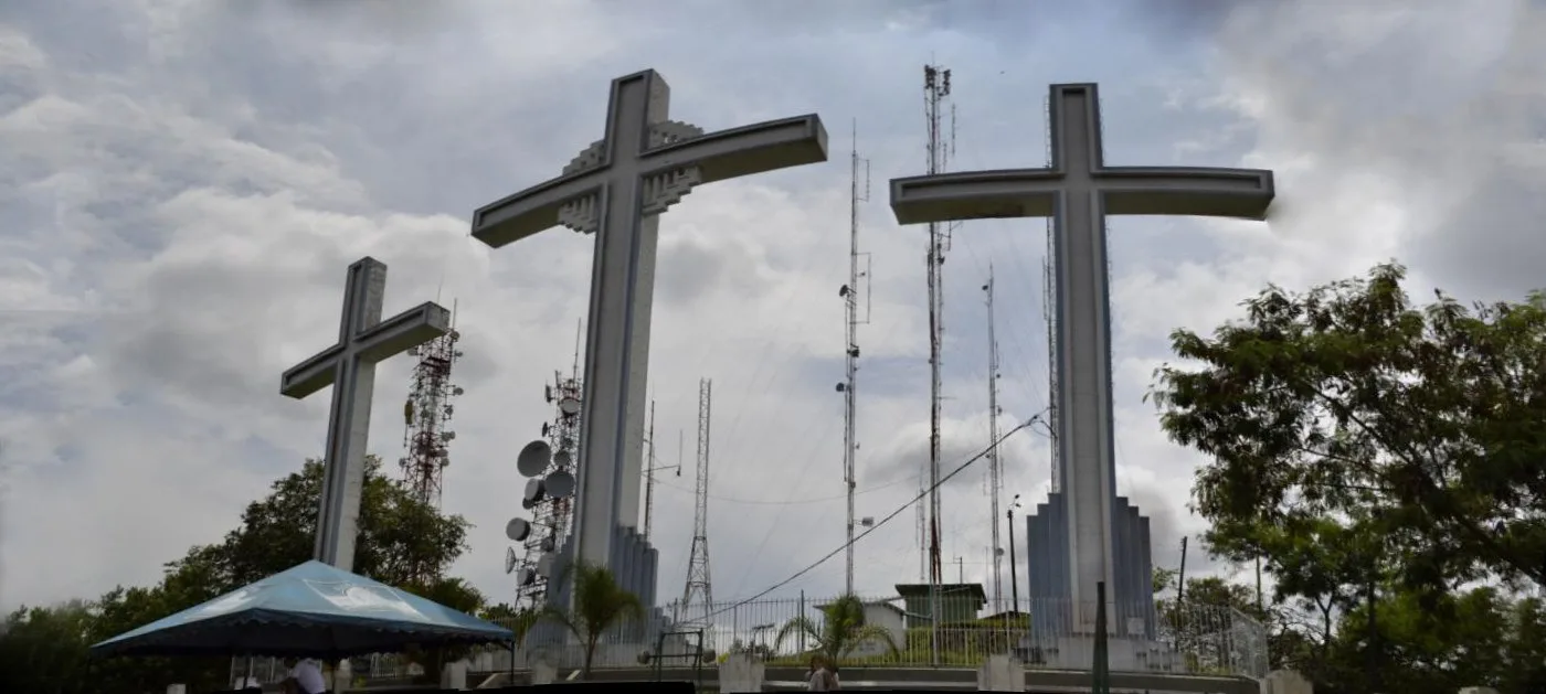 Las tres cruces en la cima del cerro, al occidente de Cali