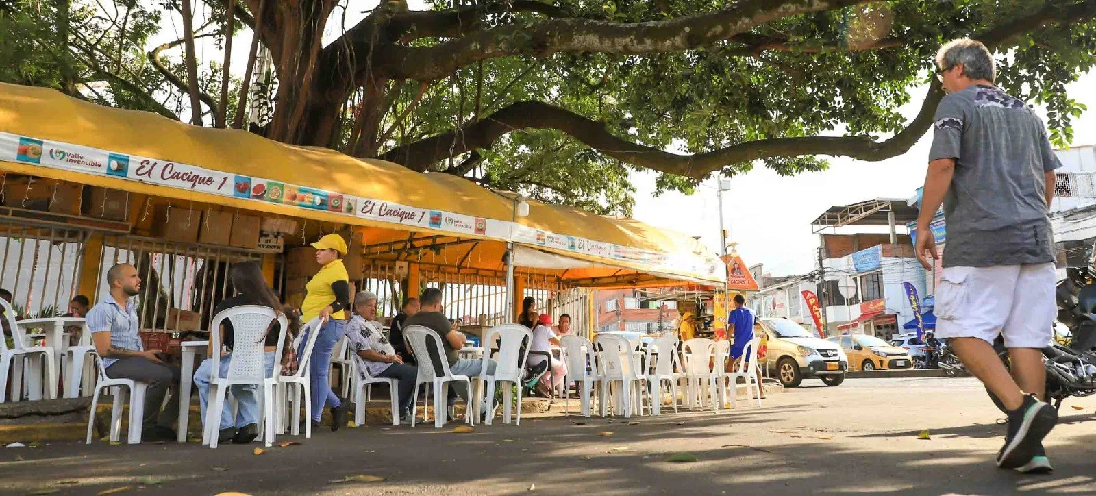 Puesto de cholados El Cacique bajo un árbol en la Calle 9, frente a las Canchas Panamericanas