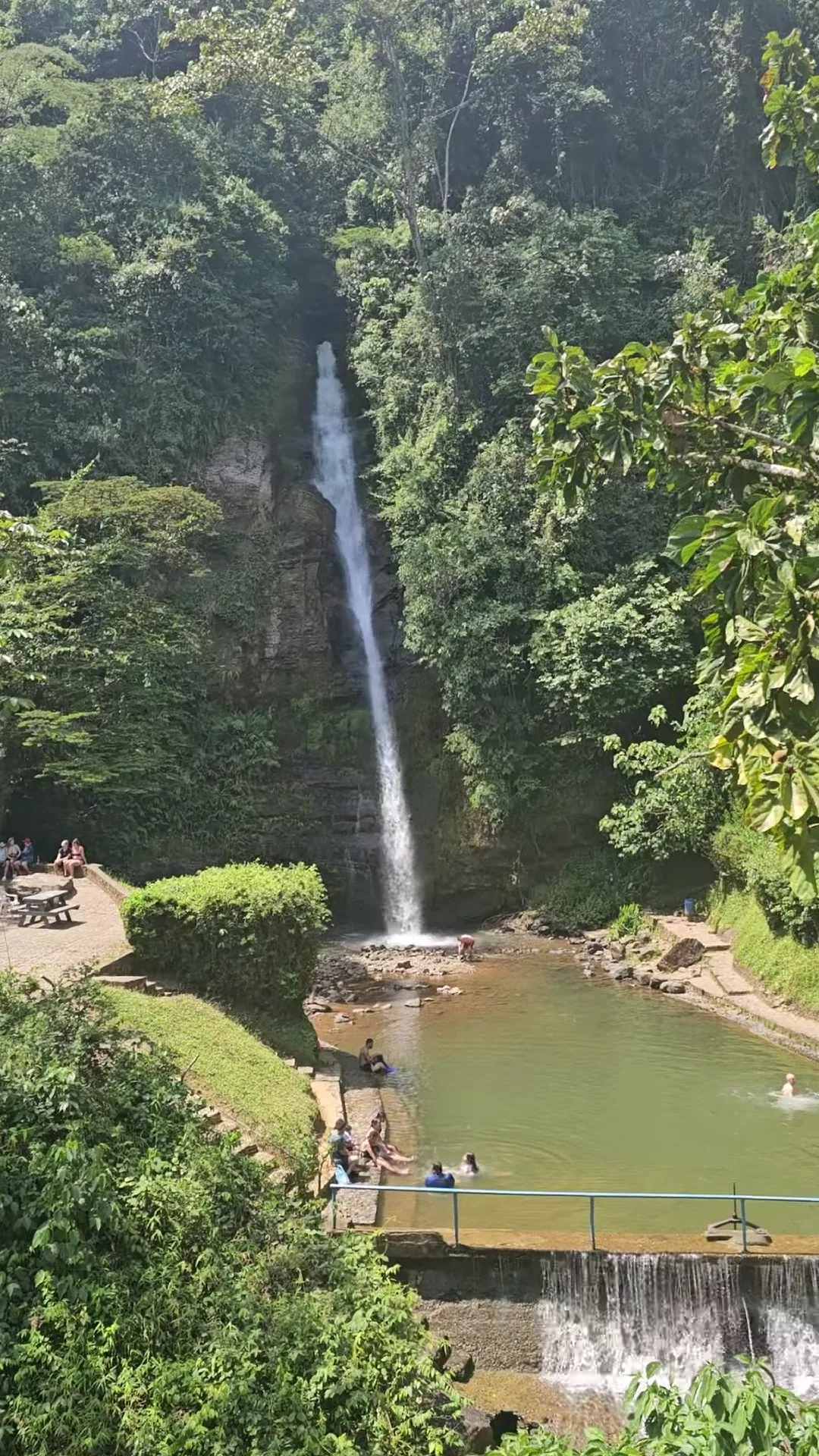 Caída de agua de la Chorrera del Indio entre la montaña