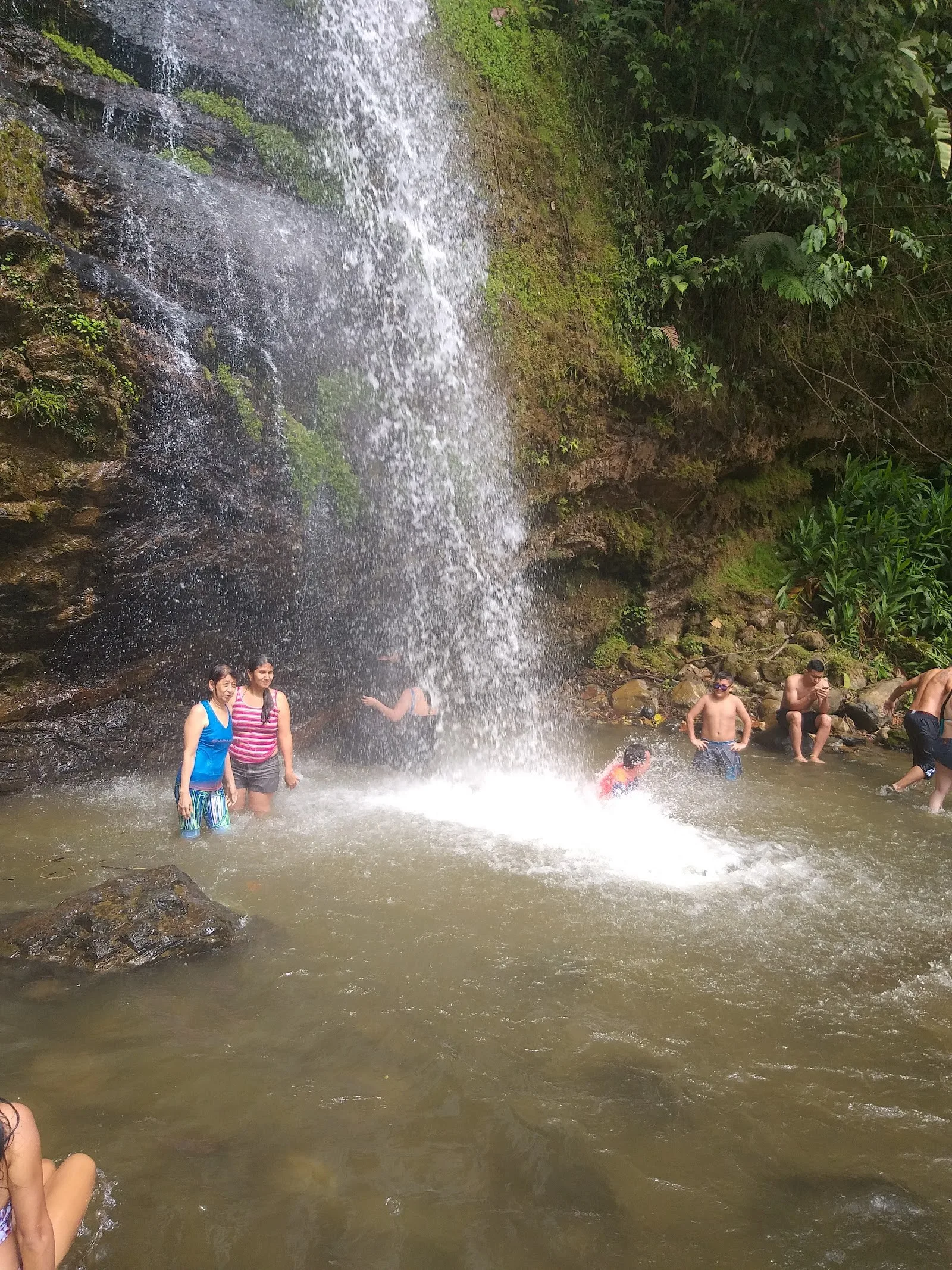 Bañistas al pie de la cascada